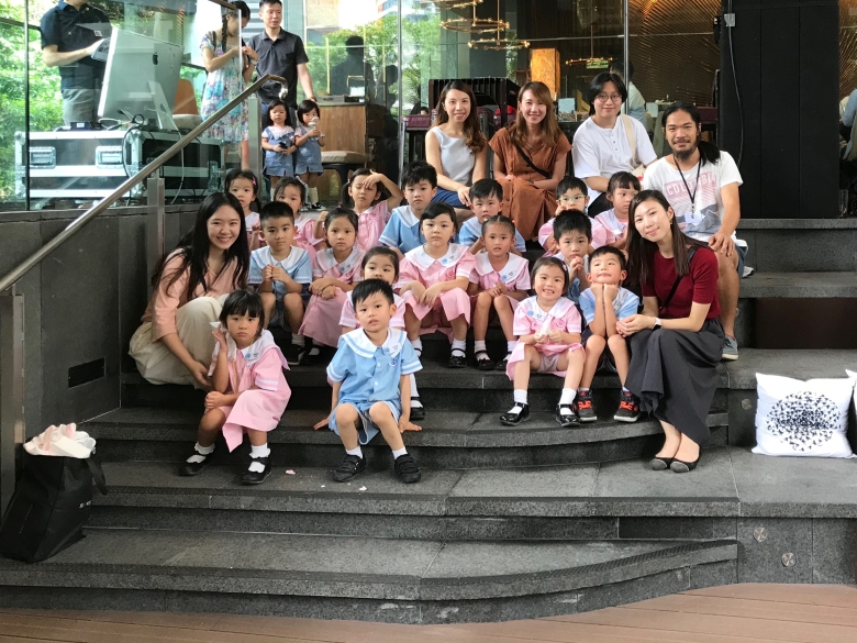 Student artists from Hong Kong Christian Service Central Nursery School and artist Parry Ling who collaborated on Post Tree Lifestyle's Cloud (2019) installation in our exhibition.