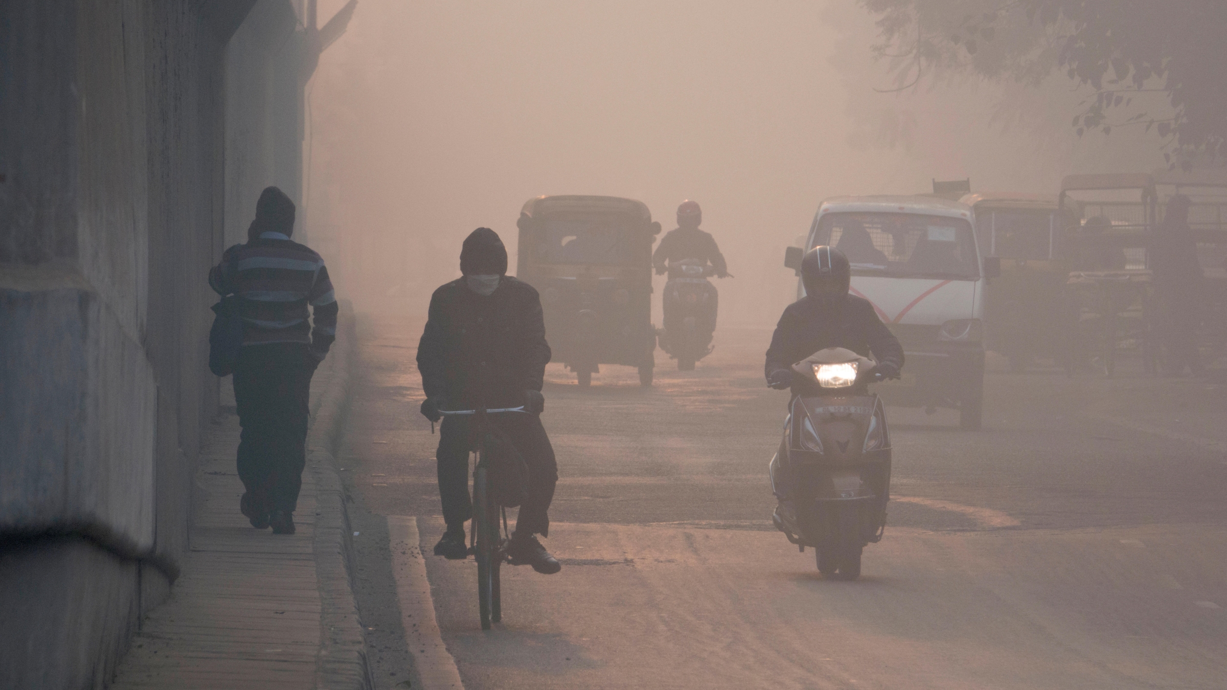 Commuters in hazardous levels of air pollution in New Delhi, India